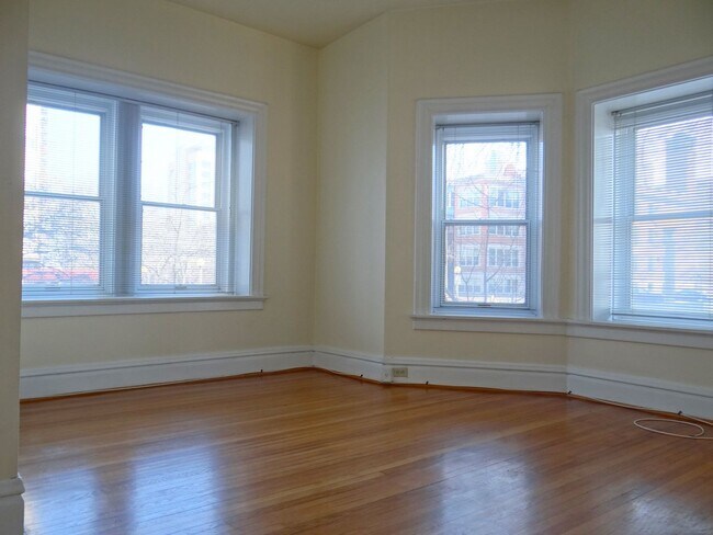 Building Photo - Charming 3 BD/2 BATH right across the stre...