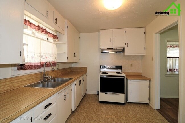 Building Photo - 1924 Sequoia St