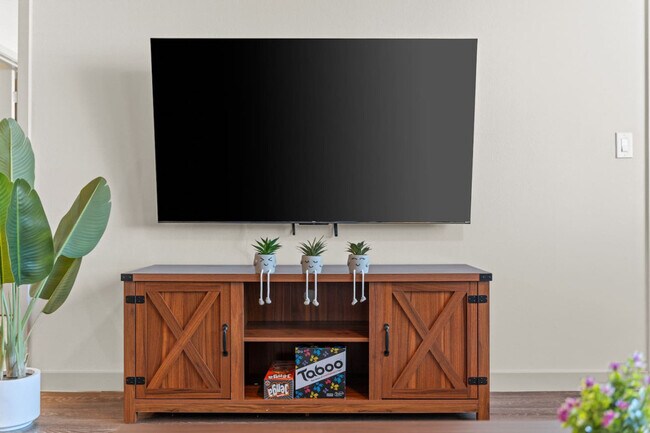 Building Photo - 711 W Broadway Rd