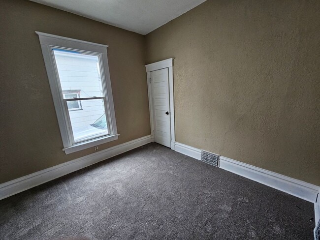 Building Photo - 1ST MONTH RENT FREE!!!