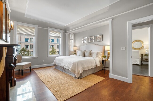 master bedroom ensuite w walk in closet and bath - 117 Saint Botolph St