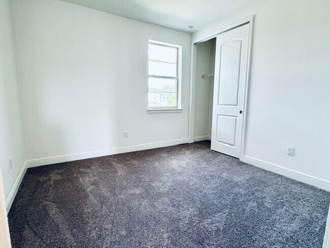 Building Photo - Home For Rent In Saint Cloud with 5 Bedroom/3 Baths