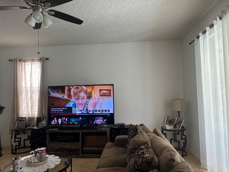 Building Photo - 4940 Bellthorn Dr