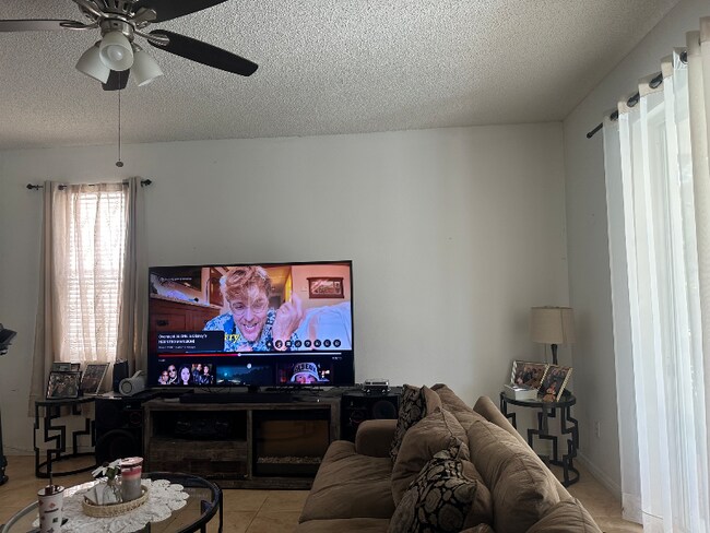 Building Photo - 4940 Bellthorn Dr