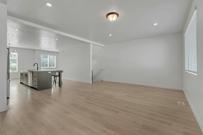 Building Photo - 501 1080 W