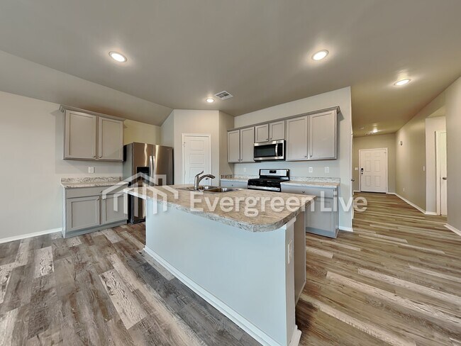 Building Photo - 3500 moraine dr