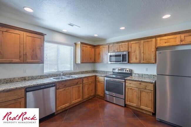 Building Photo - DOG-FRIENDLY 3 Bedroom Townhome with INTERNET INCLUDED!