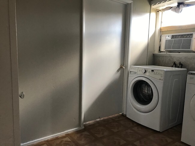 Building Photo - 842 E Lime St