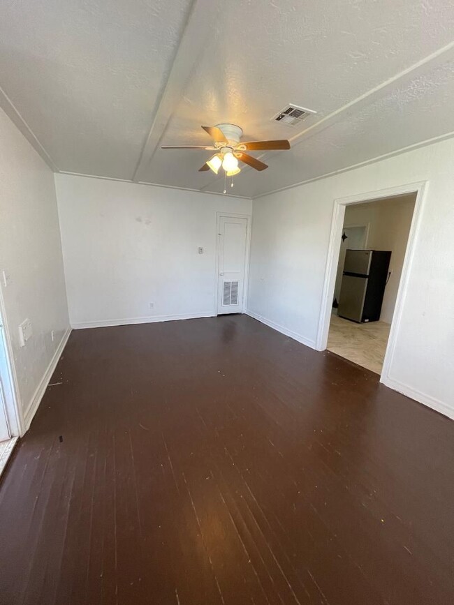 Building Photo - 1 BEDROOM 1 BATHROOM DUPLEX FOR LEASE