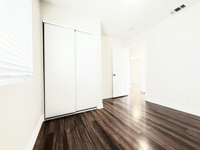 Building Photo - 844 W 54th St