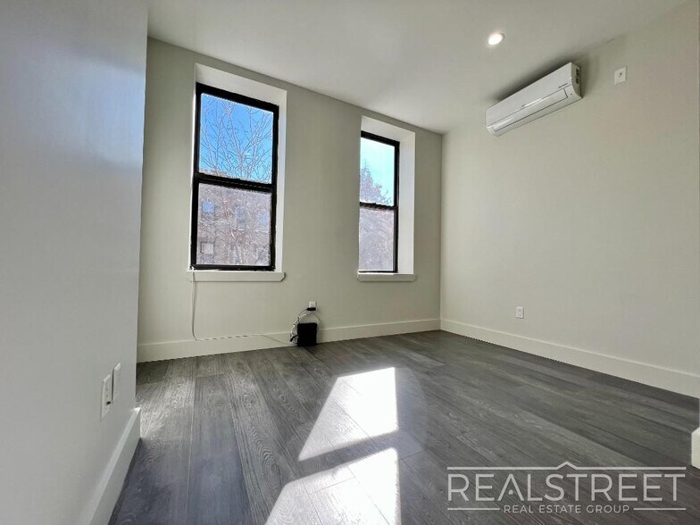 Building Photo - Modern New Studio in Bushwick!