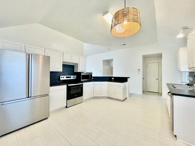 Building Photo - Recently updated home minutes from Grandscape