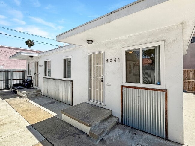 Primary Photo - Gorgeous 1B/1BA Upgraded Duplex in City He...