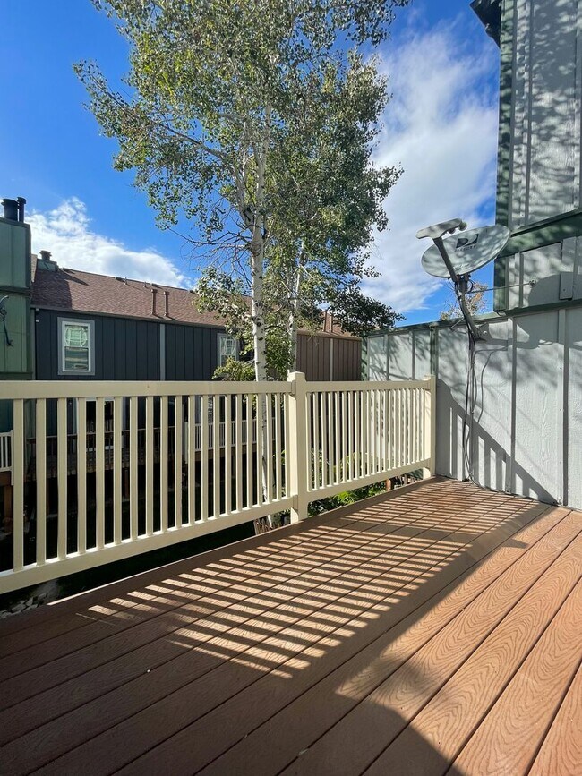 Building Photo - Beautiful 2-Bedroom Townhome in Aurora – A...