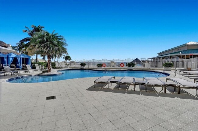 Building Photo - 16699 Collins Ave