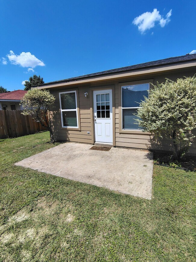Building Photo - 382 Lake Washington Dr