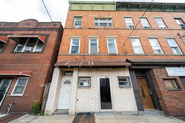 Building Photo - 122 Mallory Ave