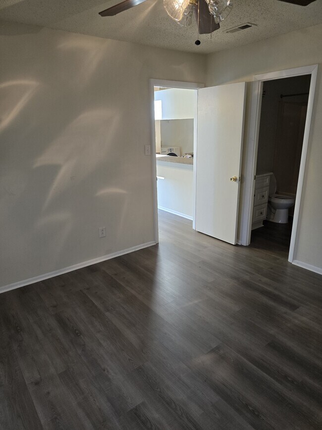 Building Photo - 5649 Summit Arch