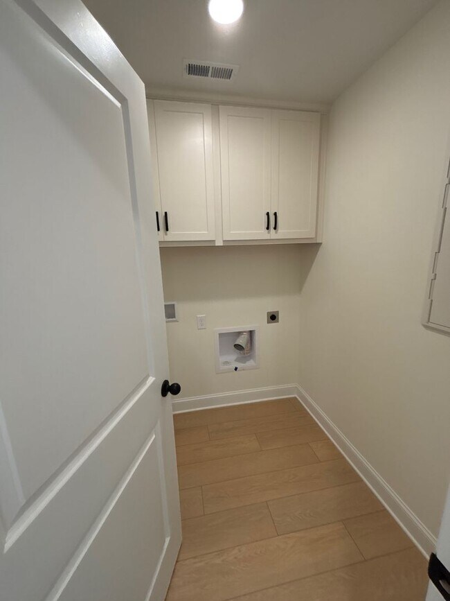 Building Photo - 205 Cave Lk Dr