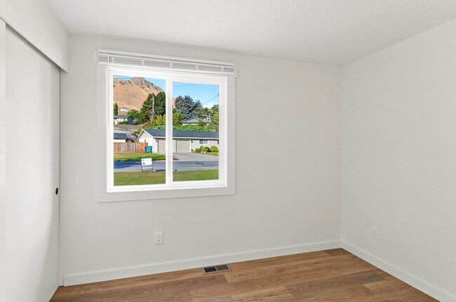 Building Photo - 1035 Vista Pl