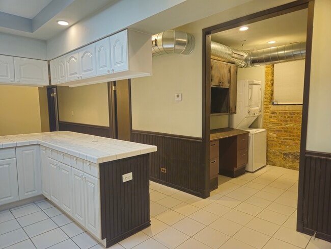 Building Photo - 1819 W Evergreen Ave