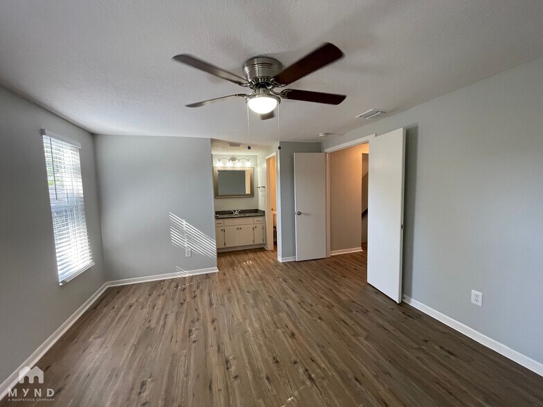 Building Photo - 1200 Lake Valrico Ln