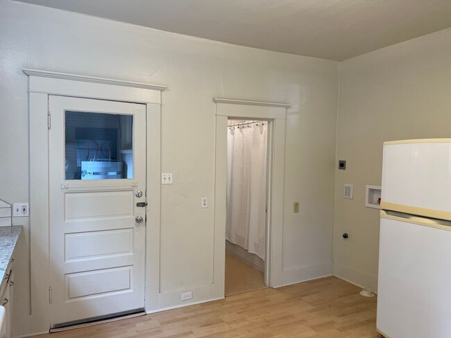 Building Photo - Beautifully updated 1 bedroom 1 bathroom d...