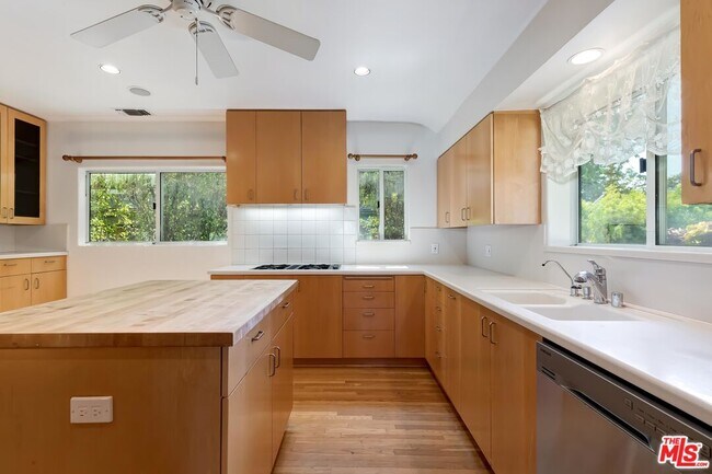 Building Photo - 921 24th St