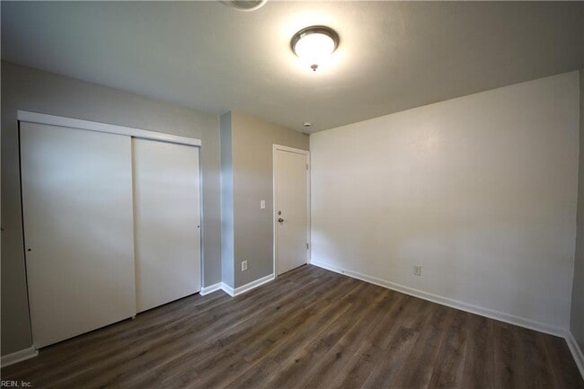 Building Photo - 823 Brentwood Dr