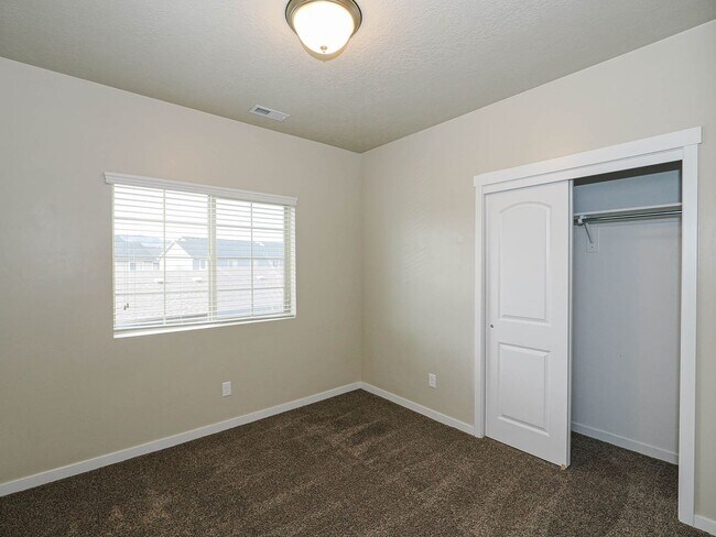 Building Photo - 3 Bedroom, 2 Bathroom Condo