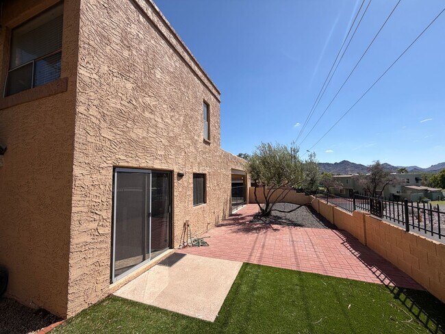 Building Photo - 801 E North Ln