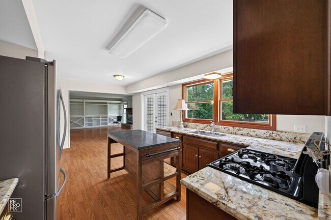 Building Photo - 683 Honeysuckle Dr