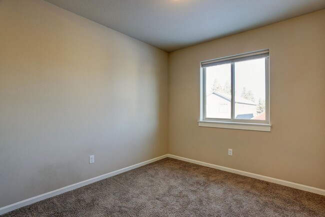 Building Photo - MOVE IN SPECIAL $1000 off first month rent...