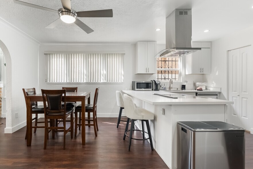 Building Photo - 2509 W 73rd St