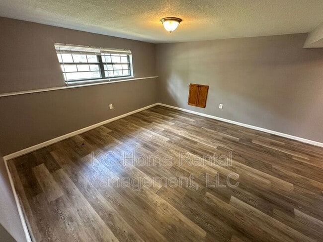 Building Photo - 424 NE Lakeview Dr