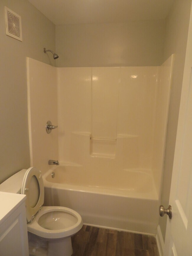 Building Photo - Available Fall 2026  12 month lease /  2 rooms available for rent (full use of in-unit laundry, k...