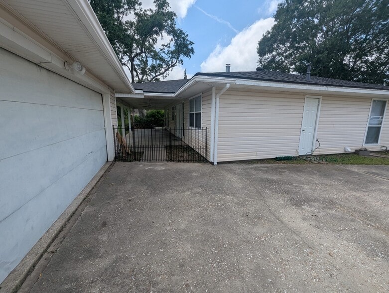 garage - 2719 Canal Ave