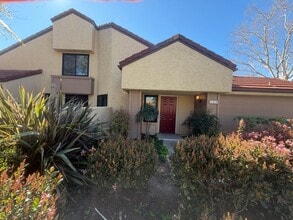 Building Photo - Beautiful 2 bed, 2 baths Summerplace townhome with community pool