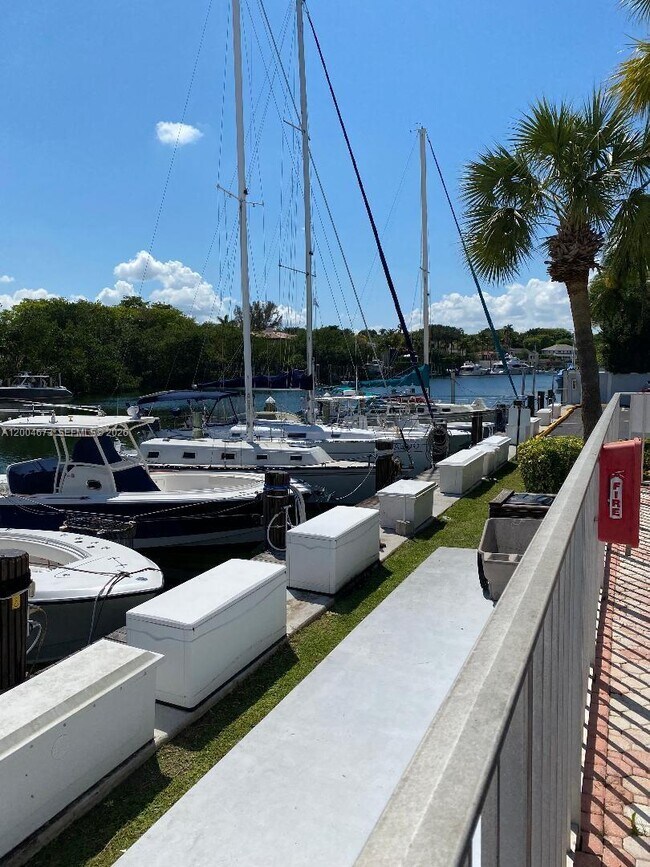 Building Photo - 100 Edgewater Dr