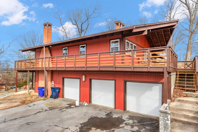 Building Photo - Mid-Century Lodge Home in Frederick with 6...