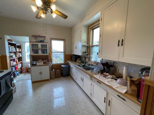 Building Photo - AVAILABLE JUNE 1st - 5 Bed, 2 Bath Home w/ Huge Enclosed Porch!