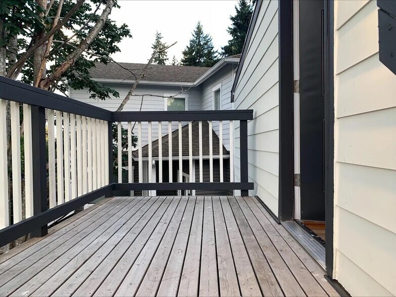 Building Photo - 2505 NE 140th St