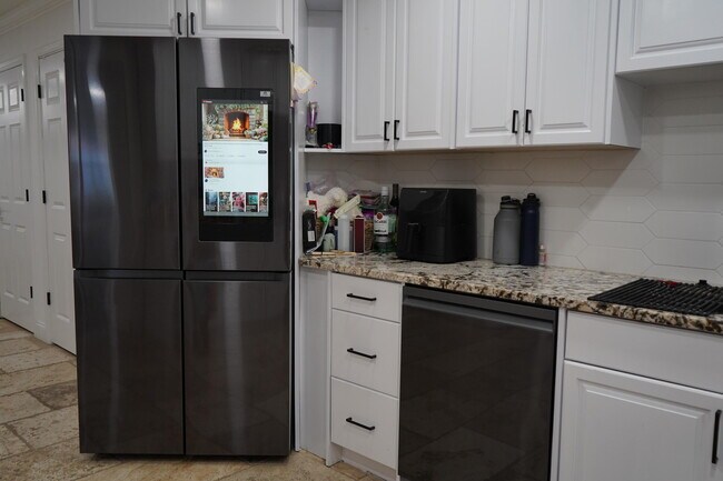 Building Photo - 7131 Oakmont Dr