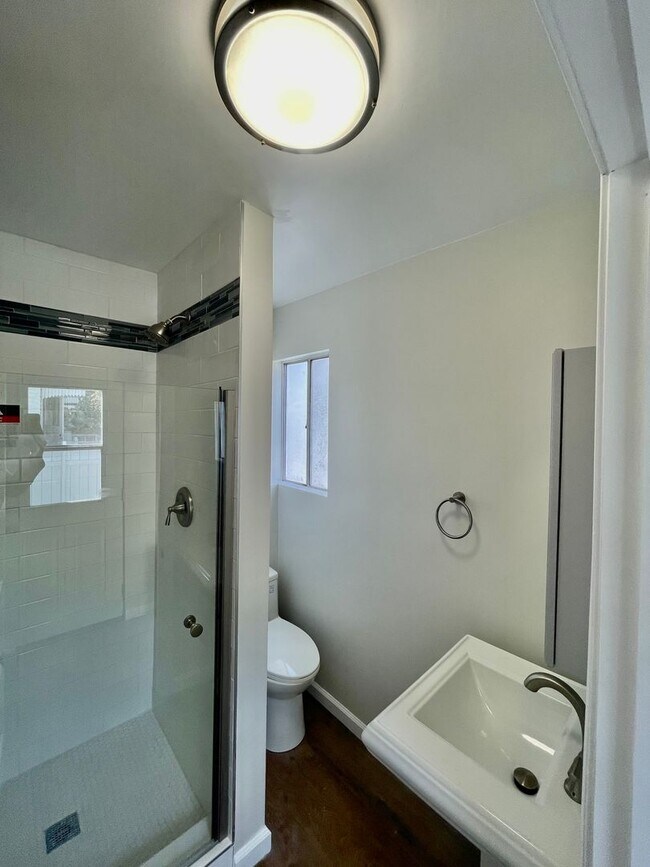 Building Photo - Renovated 3 Bed + 2 Bath Home in Los Angeles!