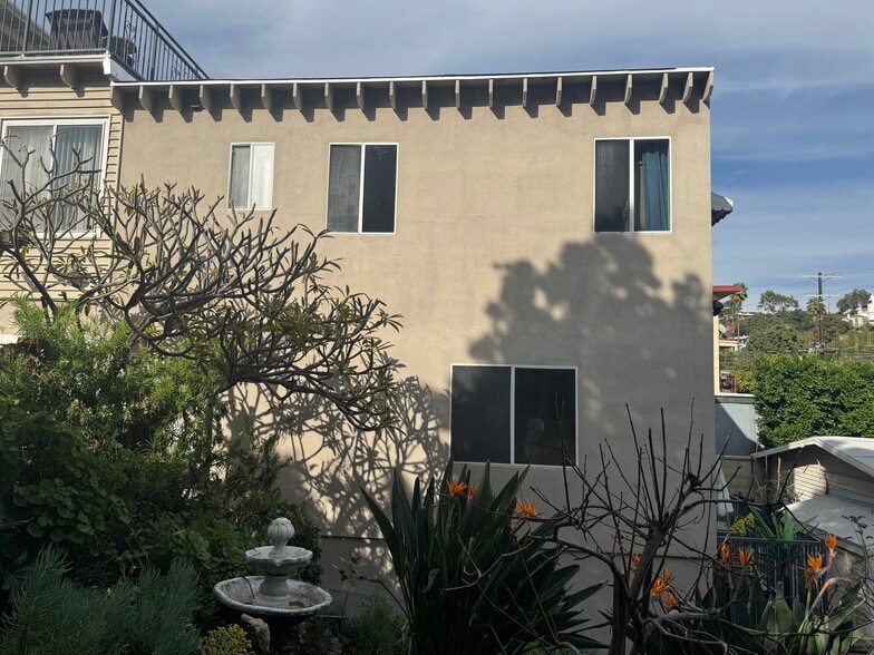 Building Photo - 2411 1/2 N Beachwood Dr