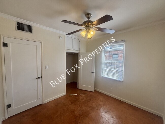 Building Photo - 925 E Adams St