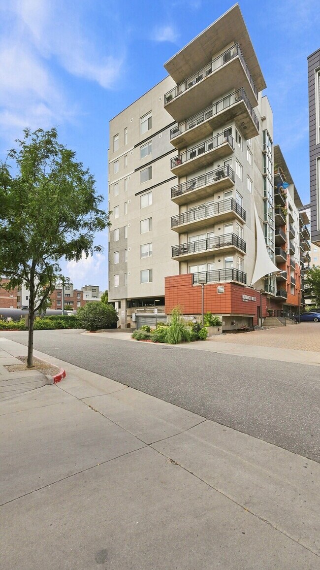 Building Photo - $2,820.95- 2 bed, 1 bath Condo in the heart of Denver with In Unit Laundry!