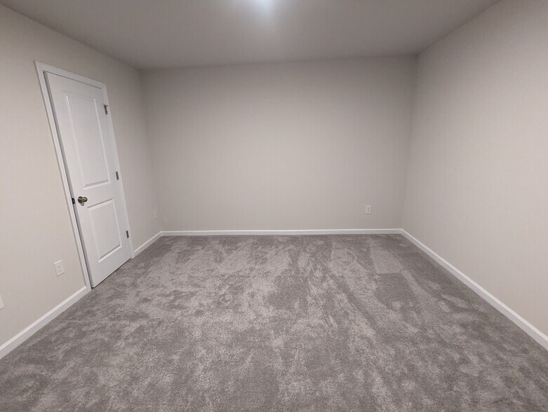 Building Photo - Room in House on Kennerly Ctr Dr