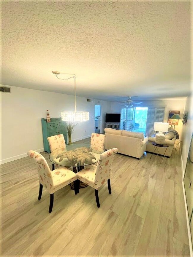 Building Photo - 606 Shorewood Dr