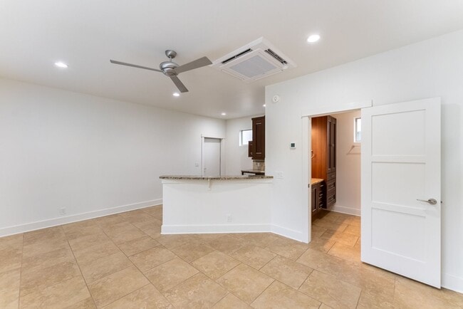 Building Photo - Gorgeous 4 bedroom, 5 bathroom House in Bouldin Creek!